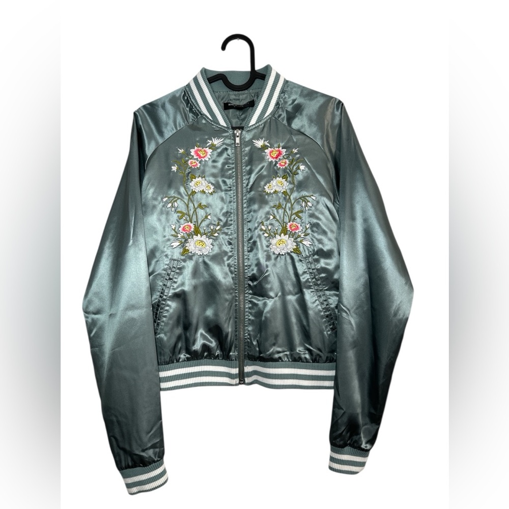 NWOT.  Romeo & Juliet Couture Green Floral Embroidered Bomber Jacket. Size S.